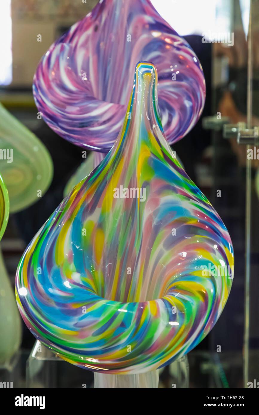 angleterre, l'île de wight, l'attraction de repère des aiguilles, les aiguilles alum bay glass makers boutique, exposition de vases en verre coloré Banque D'Images