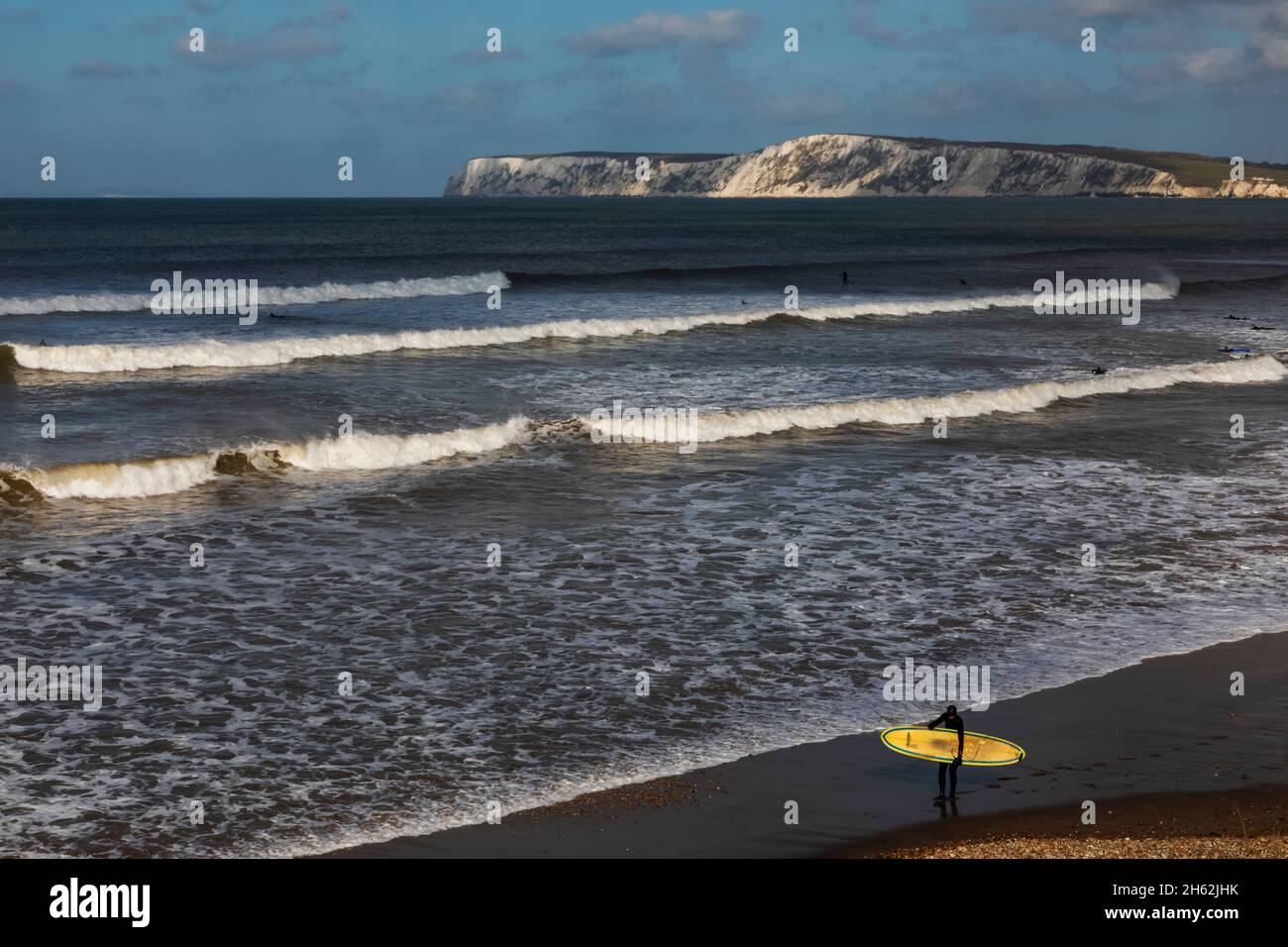 angleterre, île de wight, vue sur la côte surfeurs à la baie de la pierre vive Banque D'Images