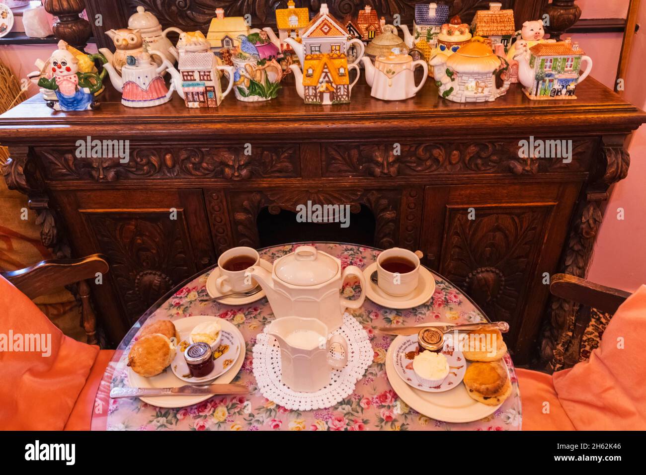 angleterre, île de wight, vieux village de shanklin, le vieux tach teashop, thé anglais traditionnel et scones Banque D'Images