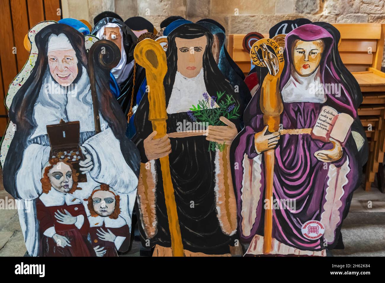 angleterre,hampshire,romsey,abbaye romsey,exposition de carton images représentant des figures religieuses Banque D'Images