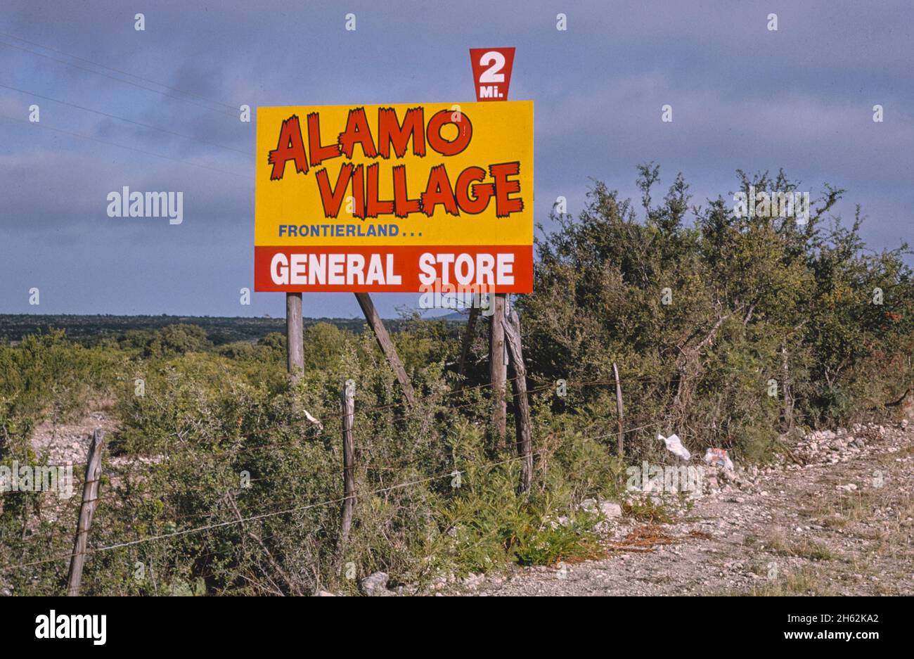 Panneau d'affichage du village d'Alamo, route 674, Brackettville, Texas; ca.1993 Banque D'Images