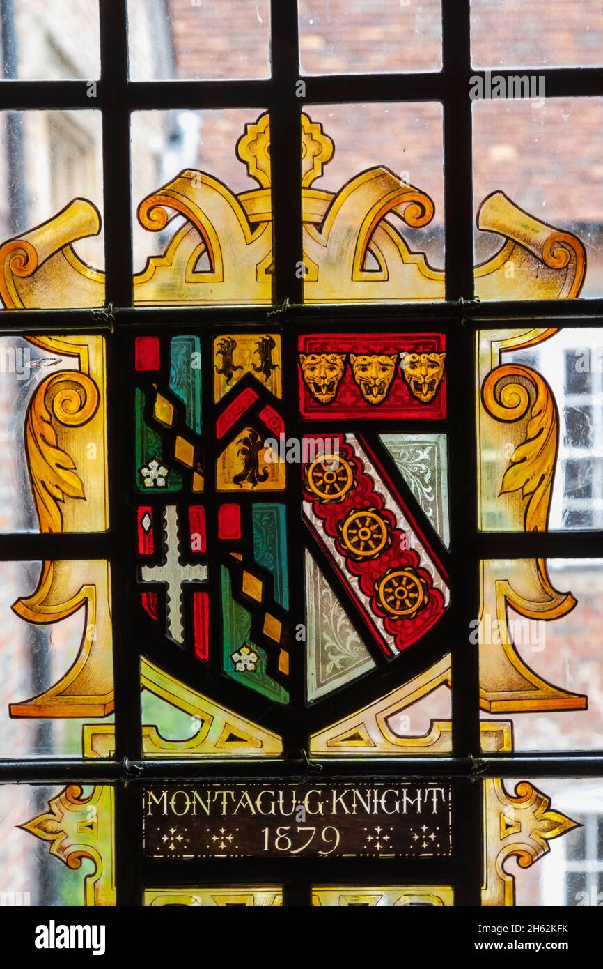 angleterre,hampshire,alton,chawton,chawton maison,vitraux représentant la cote des armes du chevalier de montagu en 1879 Banque D'Images