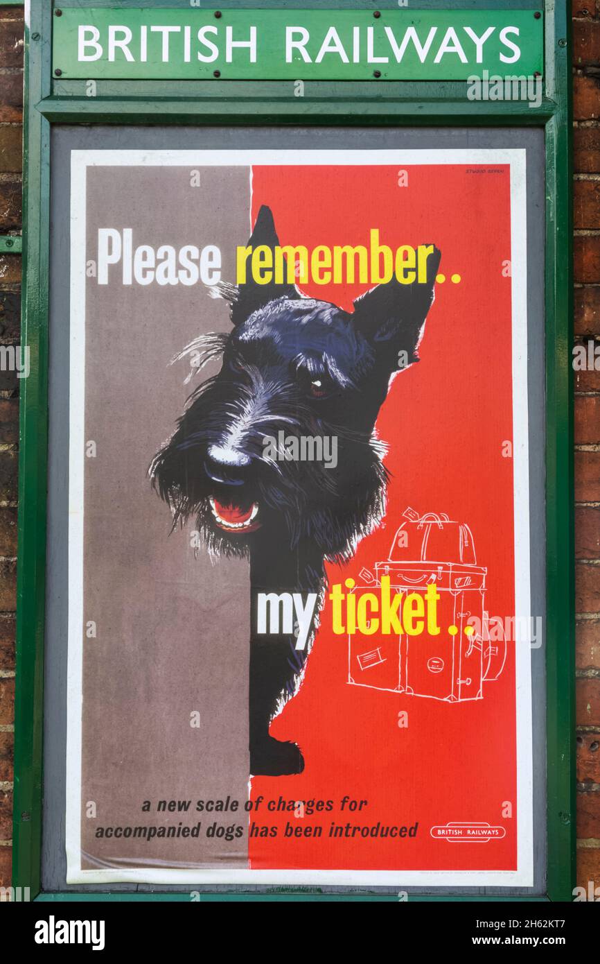 angleterre,hampshire,ropley,ropley station, le chemin de fer du patrimoine de mid-hants alias la ligne de cresson, vintage british railway publicité poster rappelant aux passagers d'acheter un billet de train pour les animaux de compagnie Banque D'Images