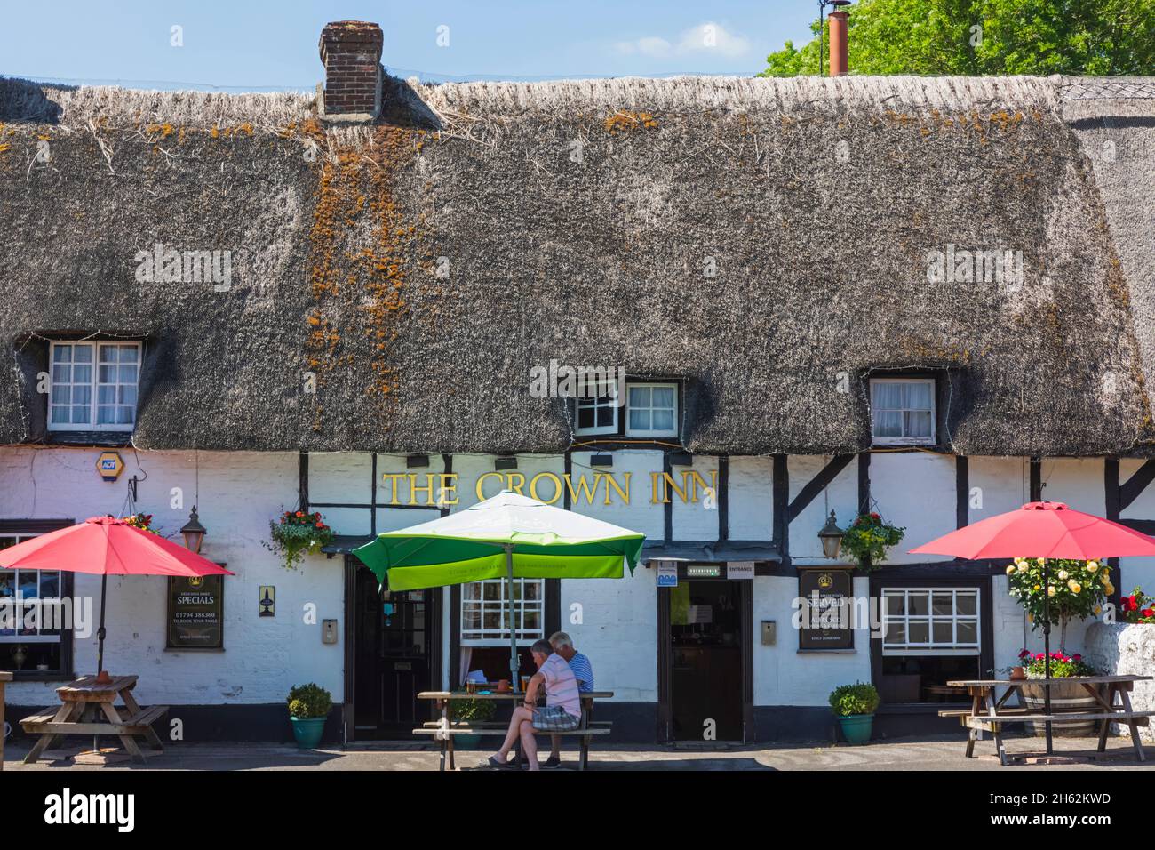 angleterre, hampshire, vallée d'essai, king's somborne, toit de chaume pub Banque D'Images