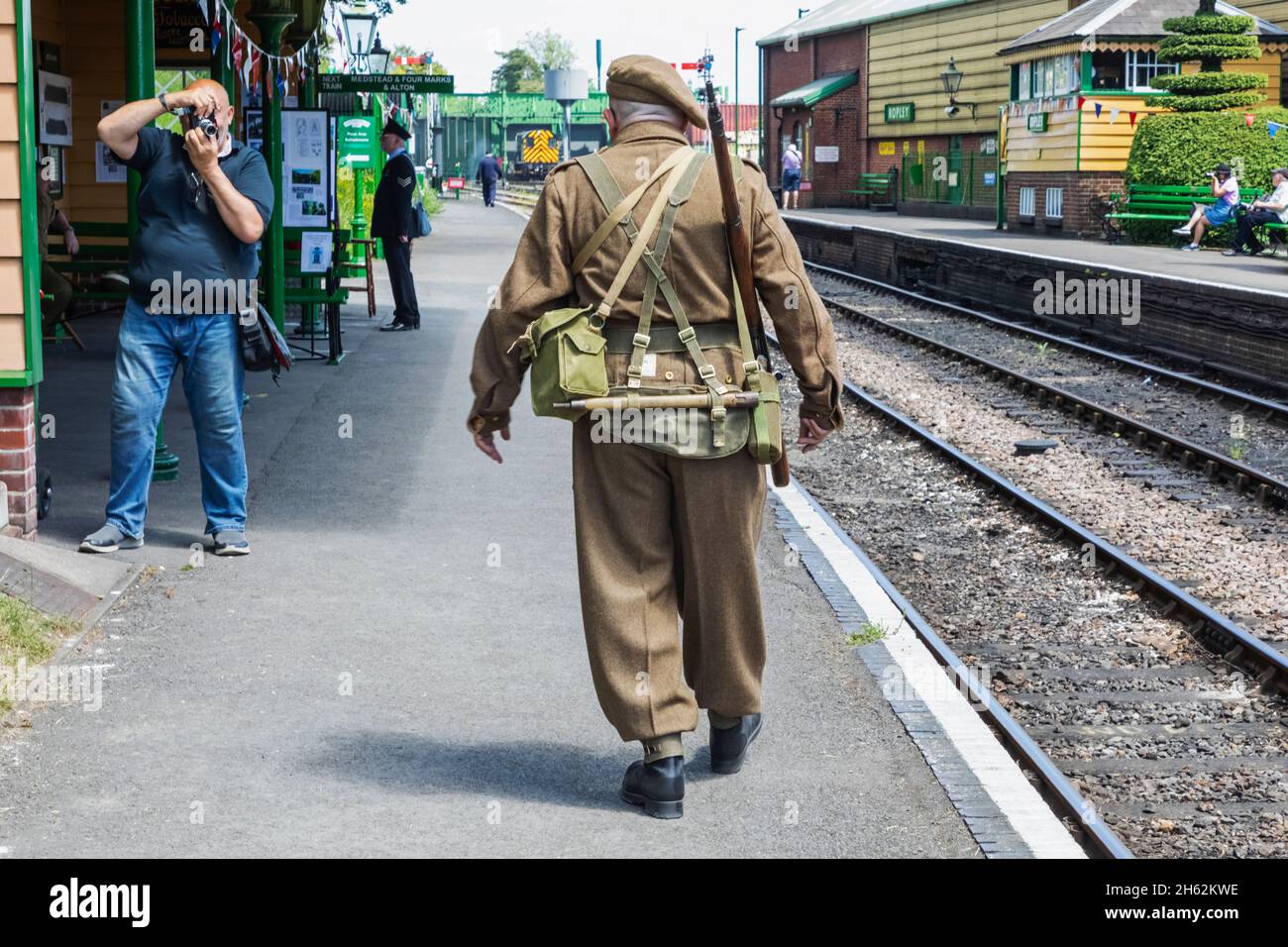 angleterre, hampshire, ropley, ropley station, le chemin de fer du patrimoine de mid-hants alias la ligne de cresson, réacteur vêtu de l'uniforme de l'armée britannique de la seconde guerre mondiale pendant le festival annuel de la « guerre sur la ligne » Banque D'Images