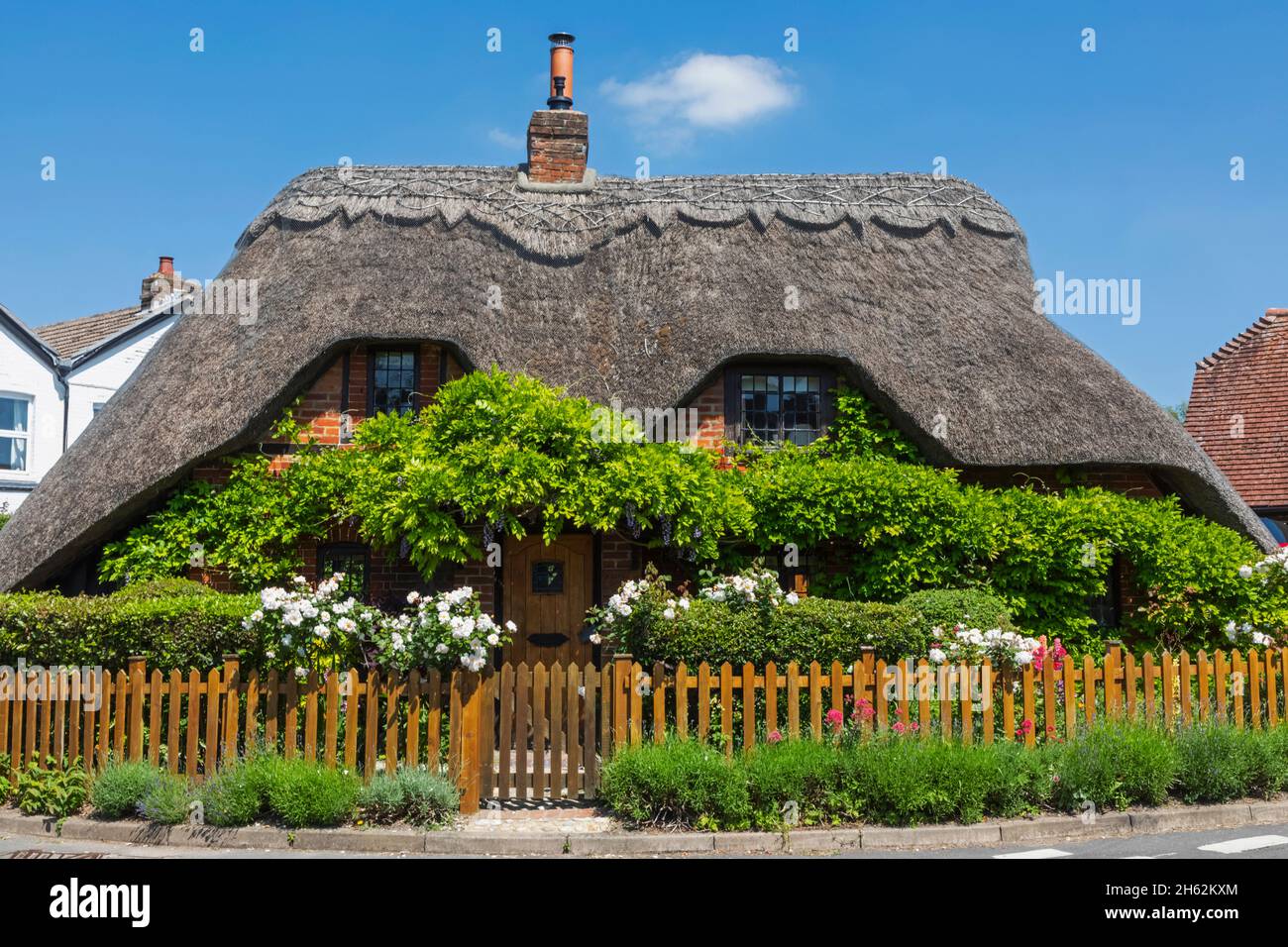 angleterre,hampshire,vallée d'essai,maison de toit de chaume traditionnelle du roi Banque D'Images