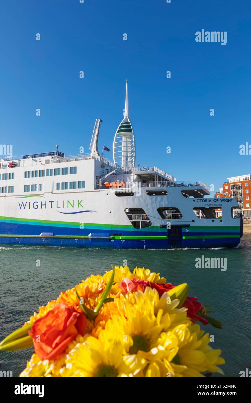 angleterre,hampshire,portsmouth,ferry pour voiture de wightlink et la tour de spinnaker Banque D'Images