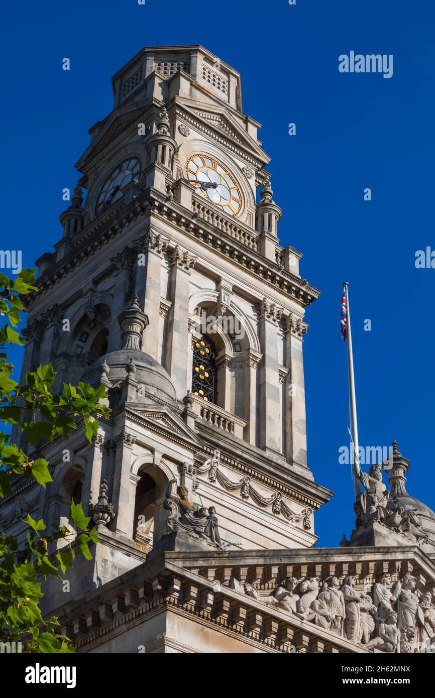 angleterre,hampshire,portsmouth,place guildhall,statue de bronze de charles dickens par martin jennings Banque D'Images