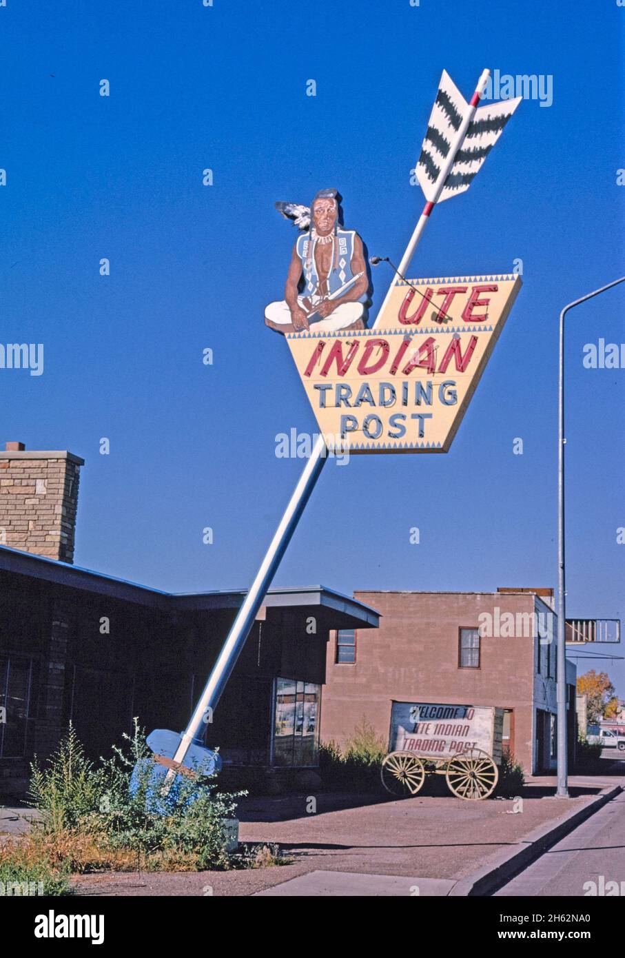 Panneaux de poste de traite des Indiens d'Ute, route 40, Vernal, Utah; ca.1991 Banque D'Images
