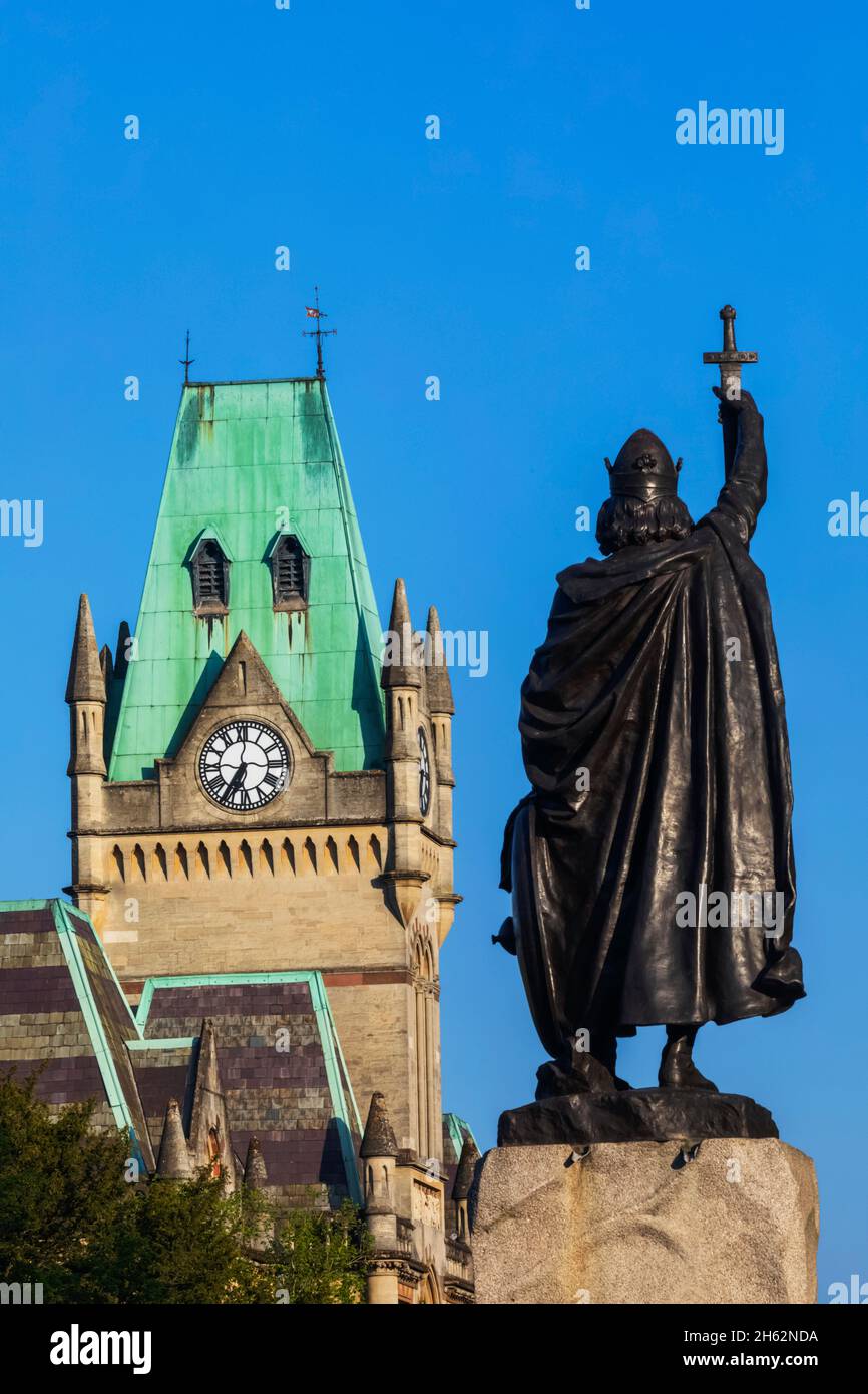 angleterre, hampshire, winchester, statue du roi alfred et le guildhall Banque D'Images