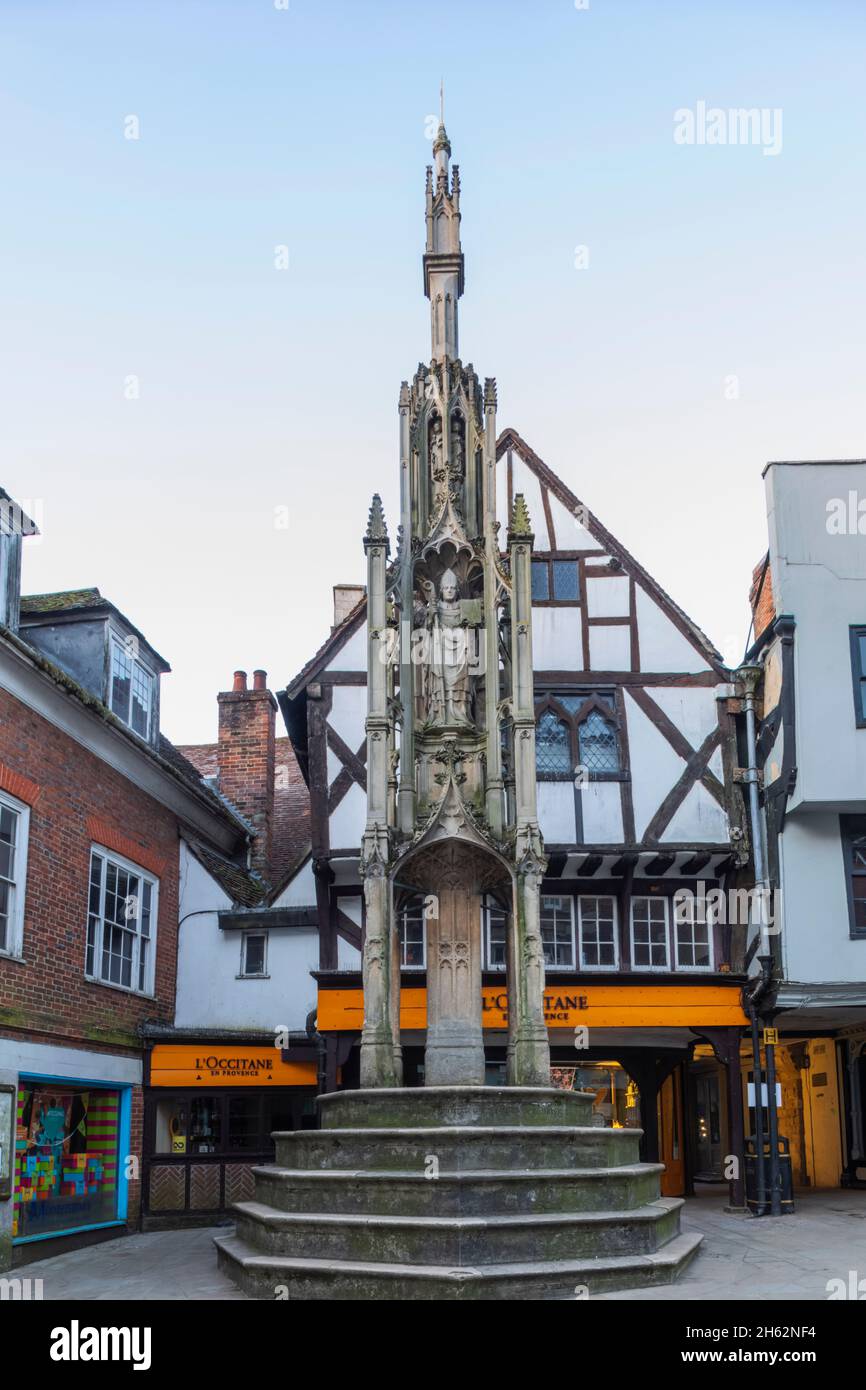 angleterre,hampshire,winchester,la rue haute, le buttercross une croix de marché médiévale Banque D'Images