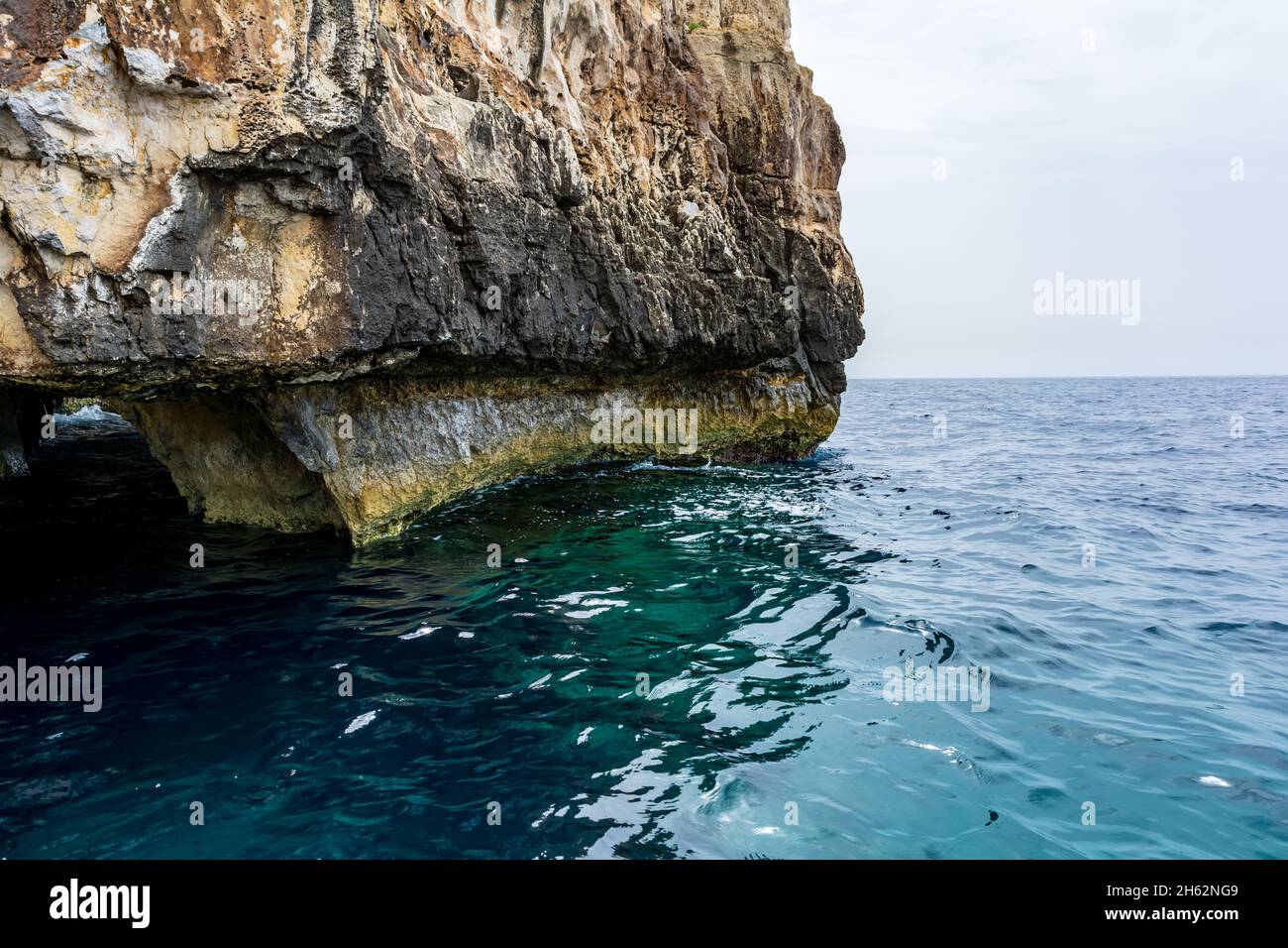 Falaise abrupte menant à la mer Méditerranée dans le sud de Malte. Banque D'Images