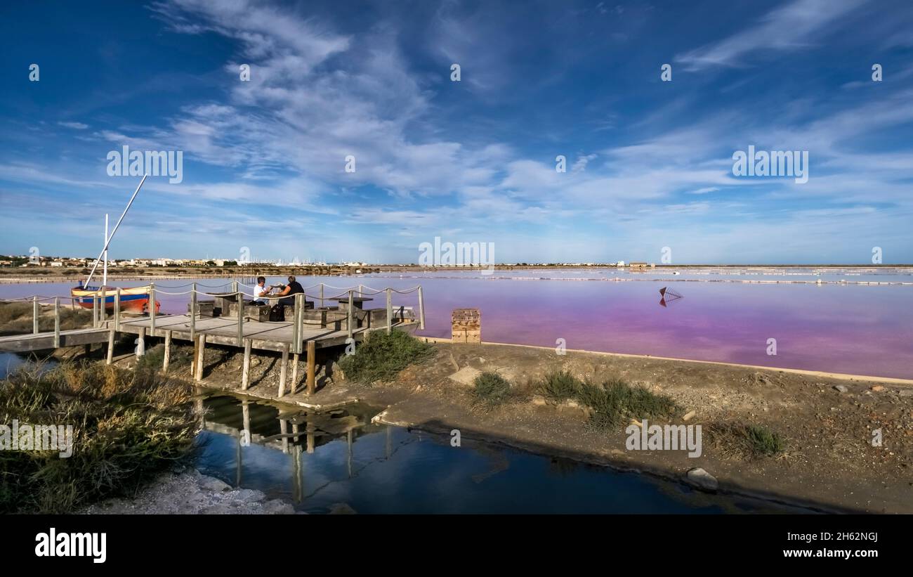le salin de l'ãžle saint martin à gruissan en été. la couleur rouge des bassins est due à la multiplication des algues microscopiques. Banque D'Images