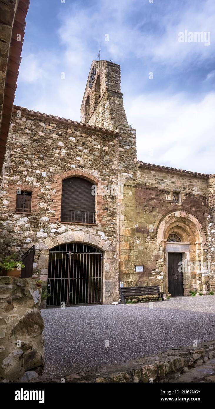 église paroissiale saint félix et ancien cimetière de calmeilles. l'église est un témoignage précieux de l'architecture romane du xii siècle. monument historique. Banque D'Images