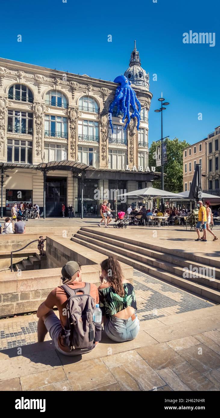 installation sur la place de l'hôtel de ville à narbonne en été. Banque D'Images