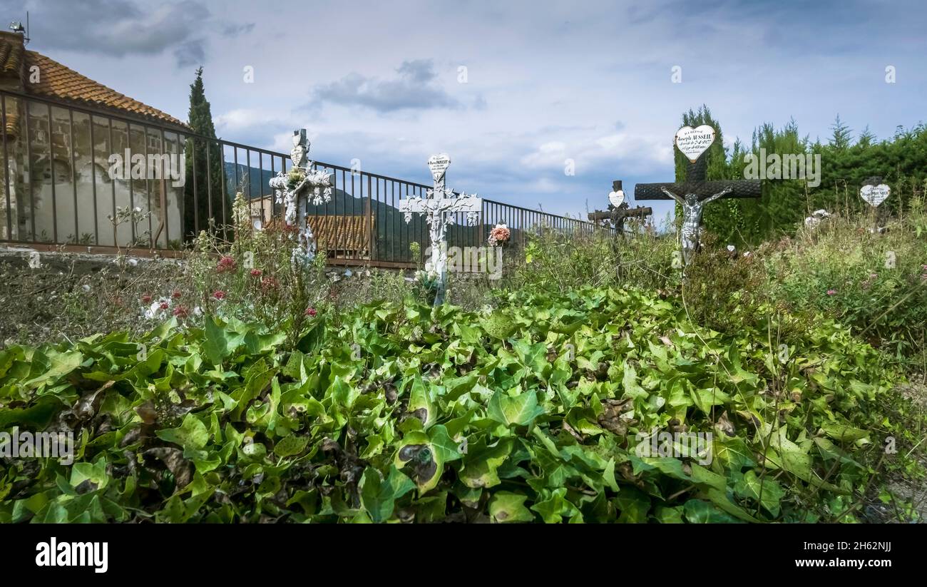 ancien cimetière de calmeilles. appartient à l'église paroissiale de saint félix. Banque D'Images