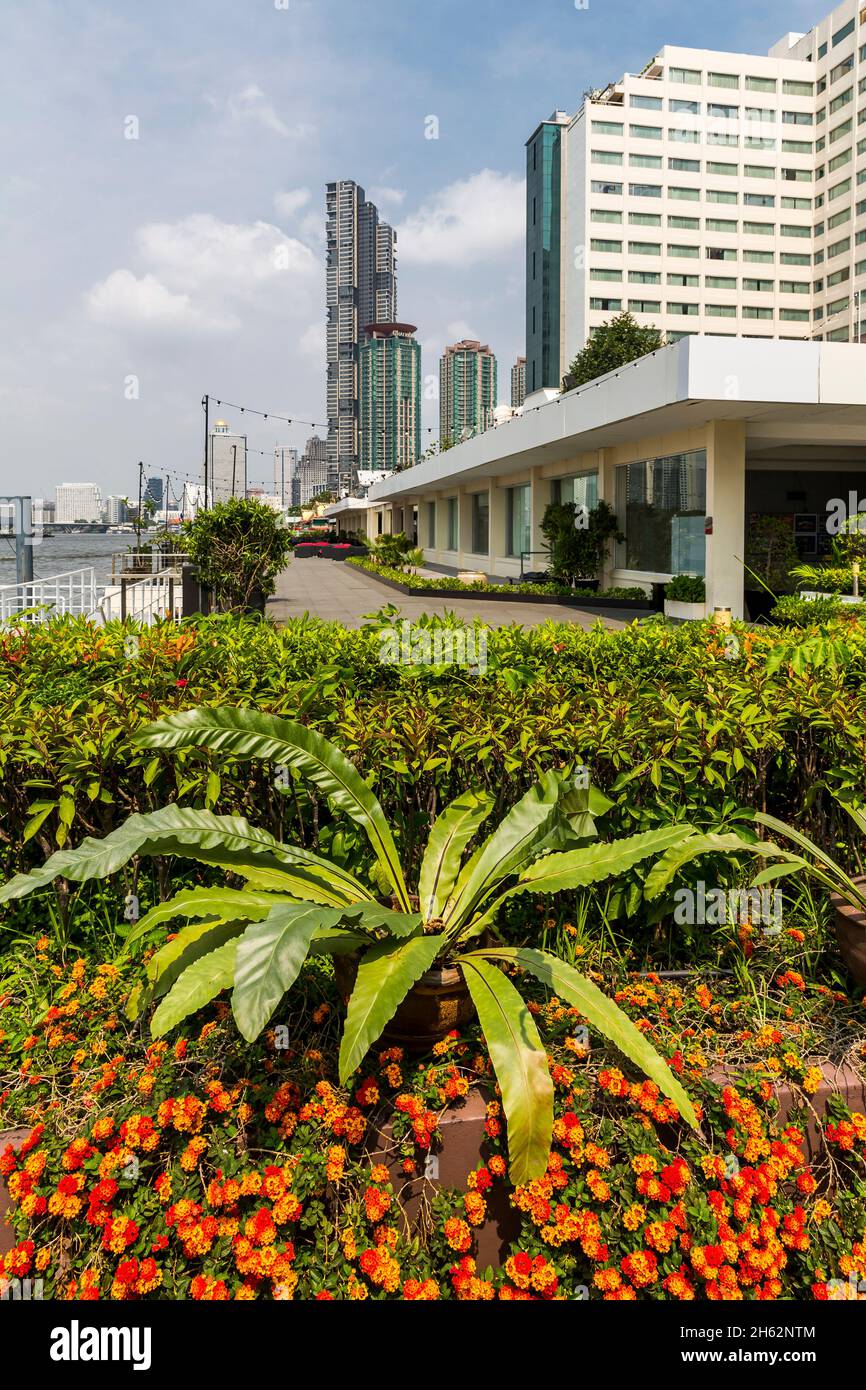 résidences privées four seasons, hôtel chaverm au bord de la rivière bangkok, vue depuis la terrasse de l'hôtel ramada plaza au bord de la rivière chao phraya, bangkok, thaïlande, asie Banque D'Images