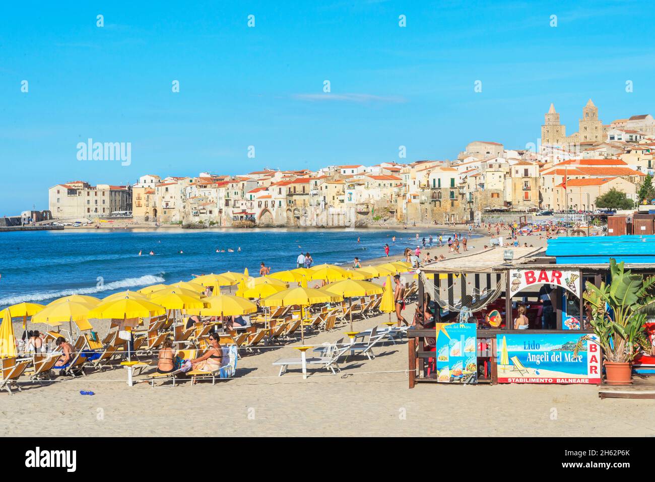 cefalu plage et front de mer, cefalu, sicile, italie Banque D'Images