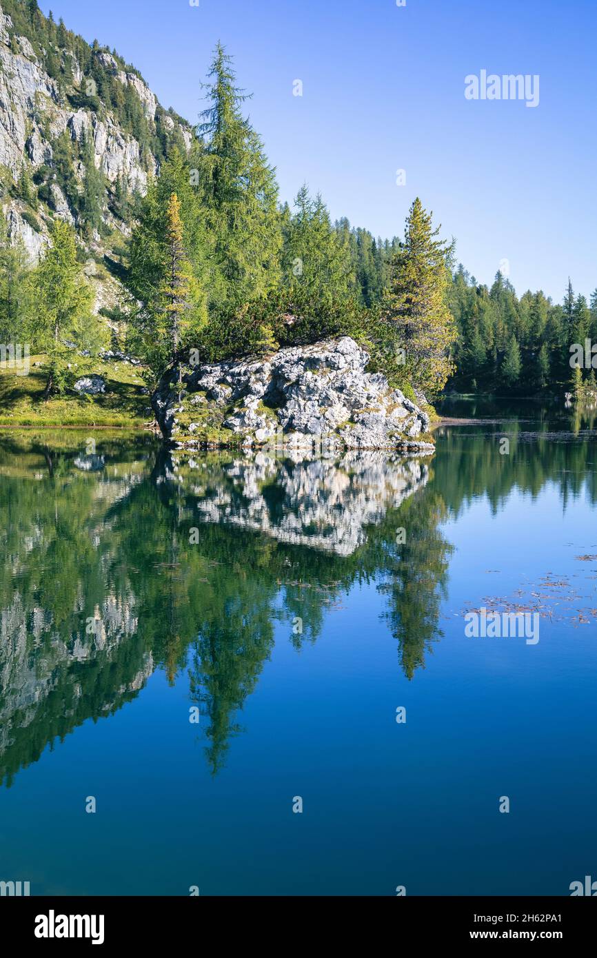 federa lac alpin près de croda da lago, détail des réflexions dans l'eau, cortina d'ampezzo, belluno, veneto, italie Banque D'Images