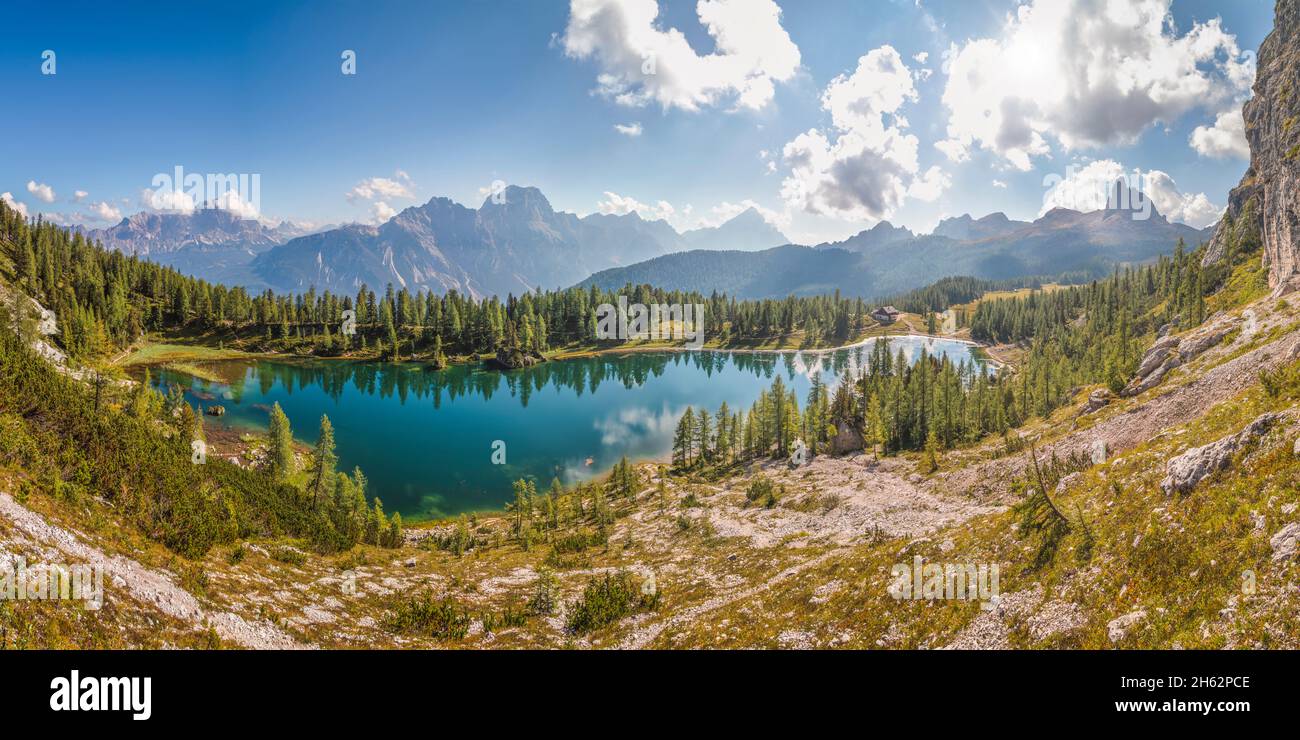 vue panoramique sur le lac de federa et la cabane croda da lago avec les dolomites en arrière-plan, cortina d'ampezzo, belluno, veneto, italie Banque D'Images