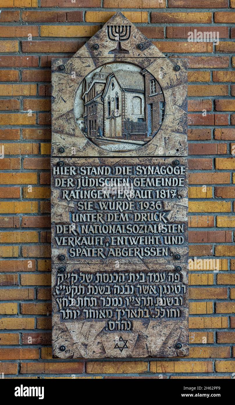allemagne,ratingen,bergisches land,rhénanie,rhénanie-du-nord-westphalie,plaque commémorative à l'ancien emplacement de la synagogue de la communauté juive qui a été vendue en 1936 à l'instigation des socialistes nationaux et démolie plus tard Banque D'Images