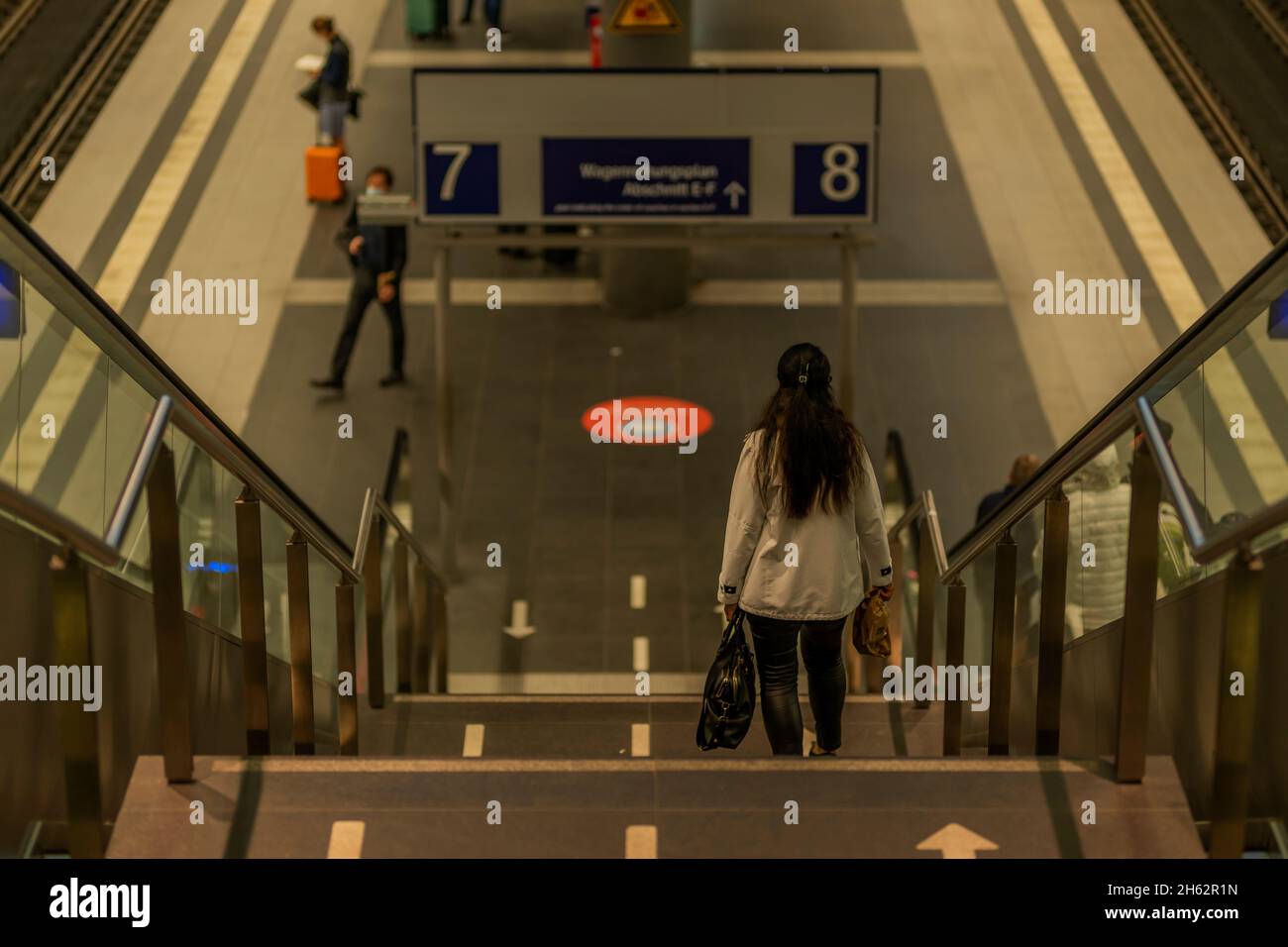 berlin,allemagne,gare centrale,la femme descend les escaliers, faible profondeur de champ, bokeh mou Banque D'Images