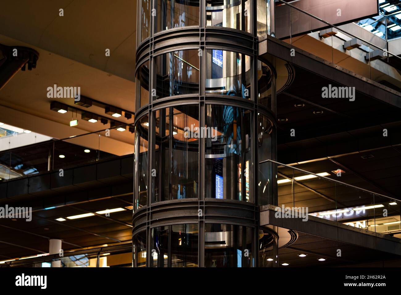 berlin,allemagne,gare centrale,ascenseur en verre,faible profondeur de champ,bokeh doux,éditorial,reportage,photojournalisme Banque D'Images