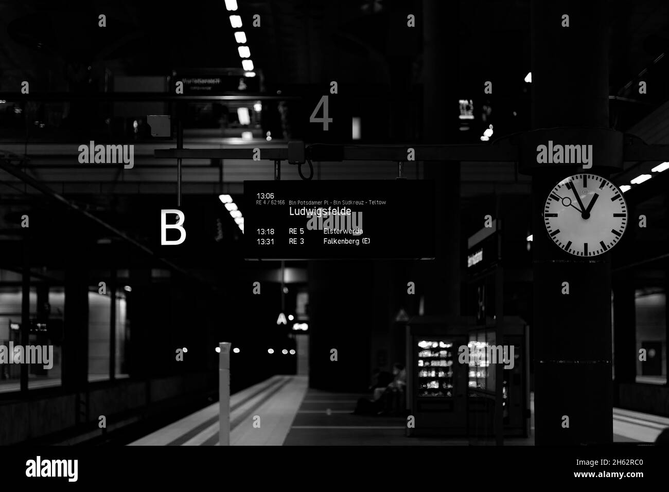 allemagne,berlin,presque déserte aire d'attente à l'heure du déjeuner à la gare principale Banque D'Images