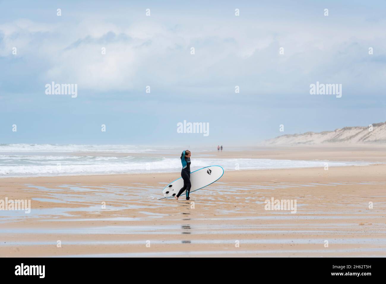 france,novelle-aquitaine,girada,carcans,un surfeur court sur la plage de carcans plage le long de la côte atlantique,le golfe de gascogne Banque D'Images