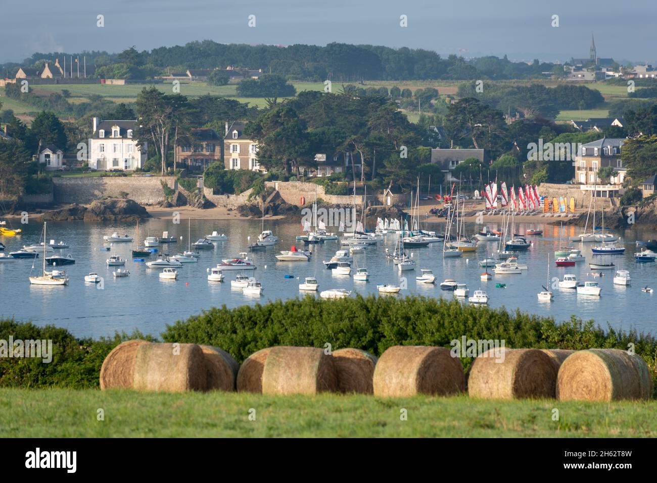 france,bretagne,saint coulomb,voiliers dans une baie,balles de paille devant elle,côte atlantique Banque D'Images