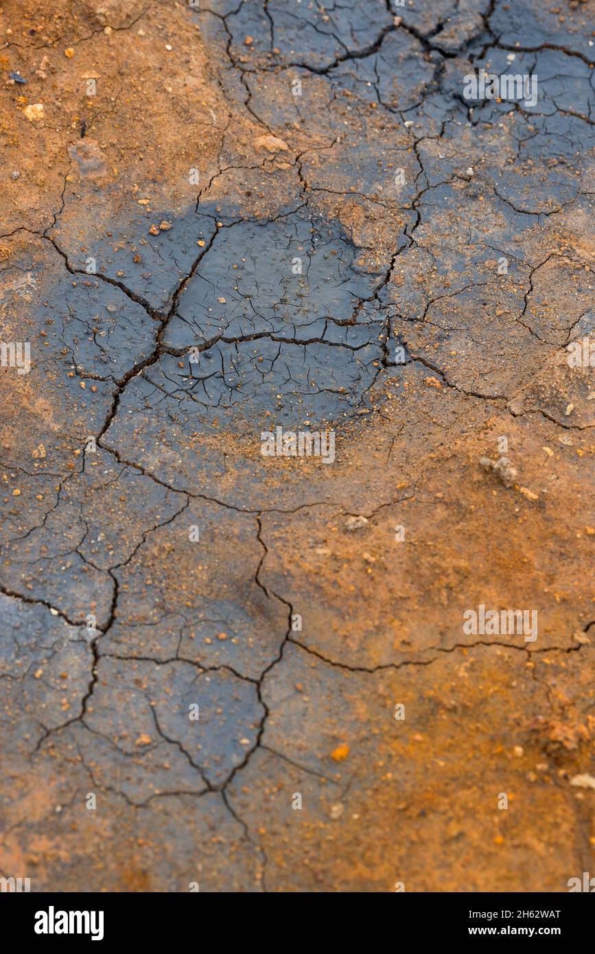 couleurs et fissures dans la terre sur un pot de boue dans la zone solfatar de hverarönd, également appelé námaskarã°,námafjall,mãvatn région dans le nord de l'islande Banque D'Images