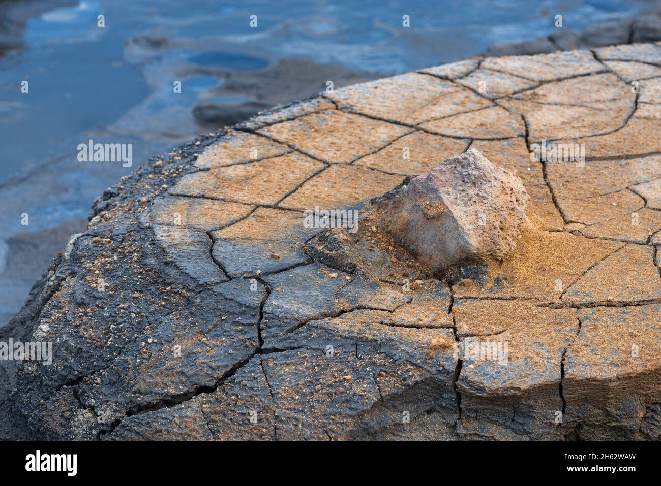 couleurs et fissures dans la terre sur un pot de boue dans la zone solfatar de hverarönd, également appelé námaskarã°,námafjall,mãvatn région dans le nord de l'islande Banque D'Images