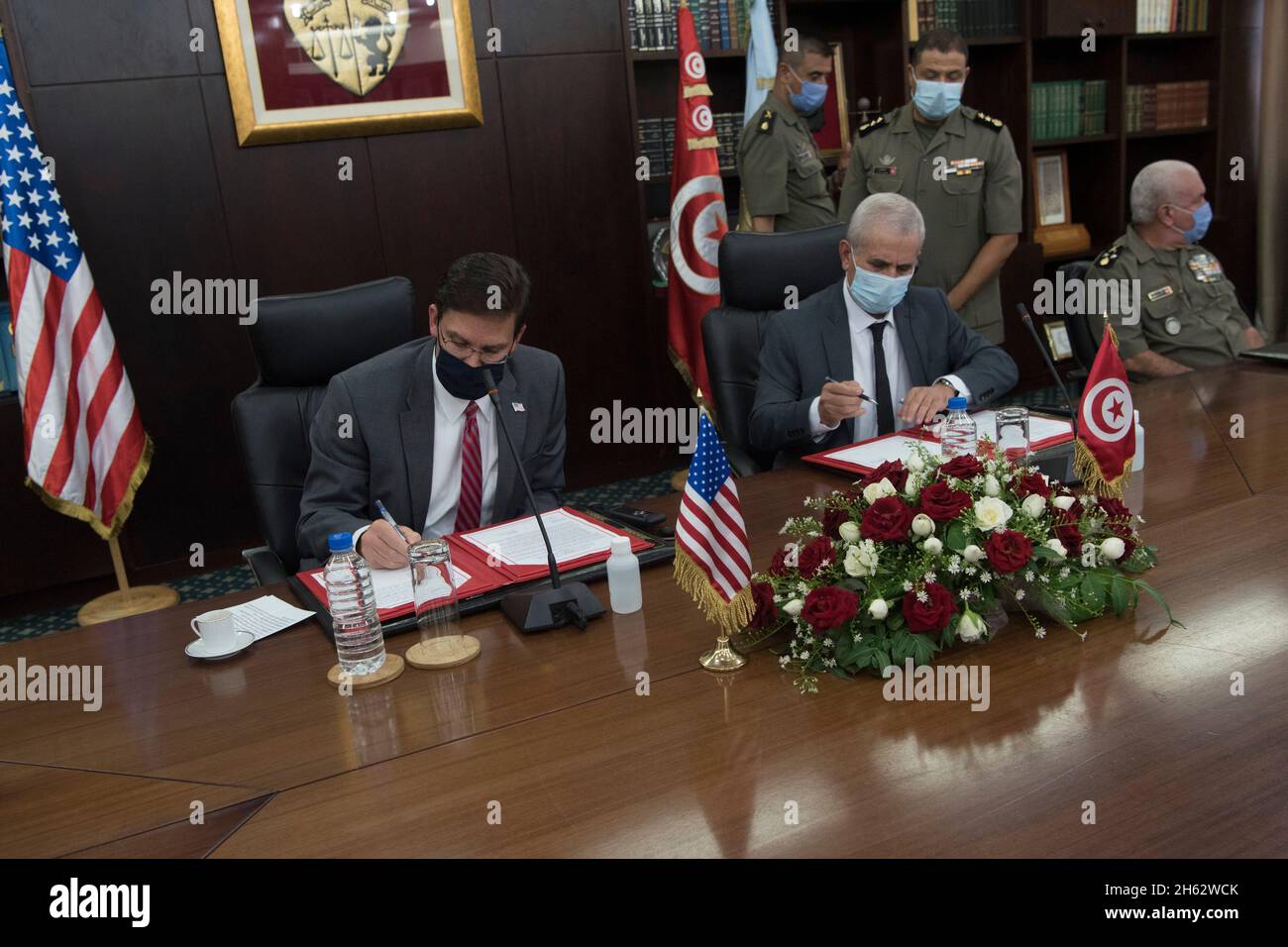 Reportage: Le Secrétaire à la Défense, M. Mark T. Esper, signe un œRoadmap de coopération de défense de 10 ans avec le Ministre tunisien de la Défense, M. Ibraham Bartagi, au Ministère de la Défense à Tunis, en Tunisie, le 30 septembre 2020. Banque D'Images