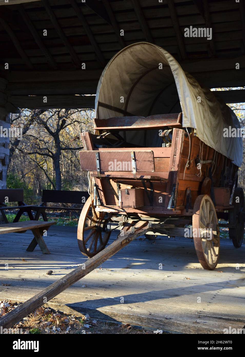 Wagon couvert historique exposé sous un abri en bois à la lumière naturelle du soleil Banque D'Images