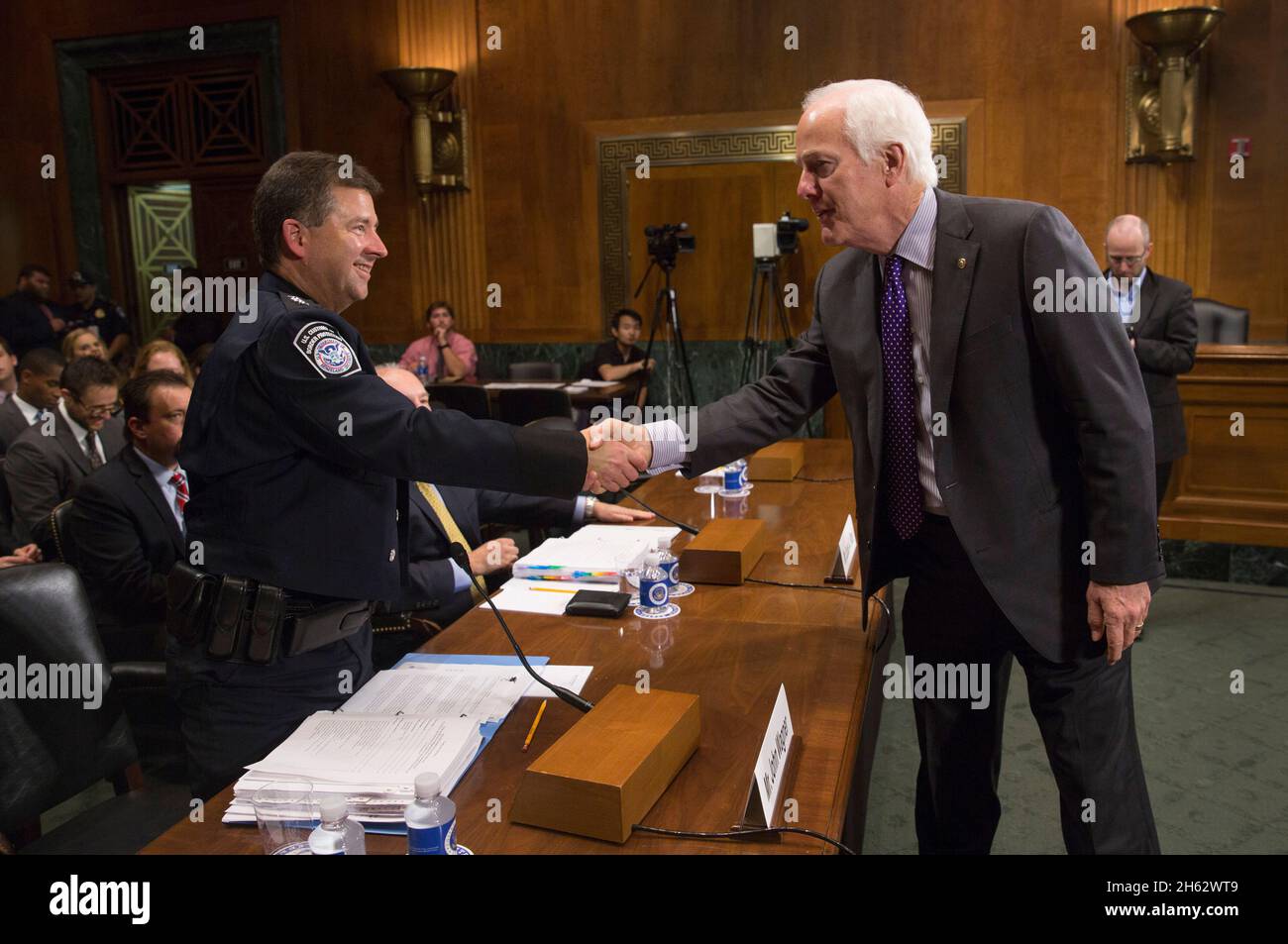 Le sénateur John Cornyn, à droite, accueille le sous-commissaire exécutif adjoint, Bureau des opérations sur le terrain, John Wagner peu avant une audience du sénat au sous-comité judiciaire du Sénat sur la sécurité frontalière et l'immigration au sujet des séjours de visa à Washington, D.C., le 12 juillet 2017 Banque D'Images