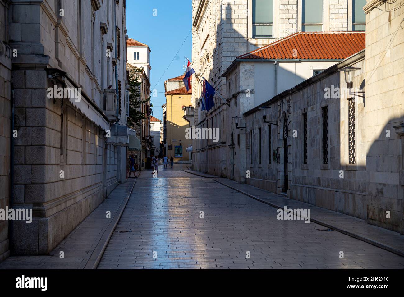 une rue piétonne dans la vieille ville de zadar, dalmatie, croatie Banque D'Images