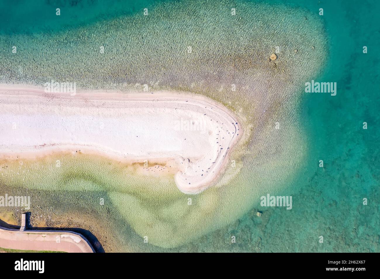 une incroyable photo verticale aérienne de la plage vide au début de l'automne Banque D'Images