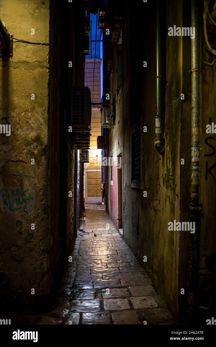 une rue piétonne dans la vieille ville de zadar, dalmatie, croatie Banque D'Images