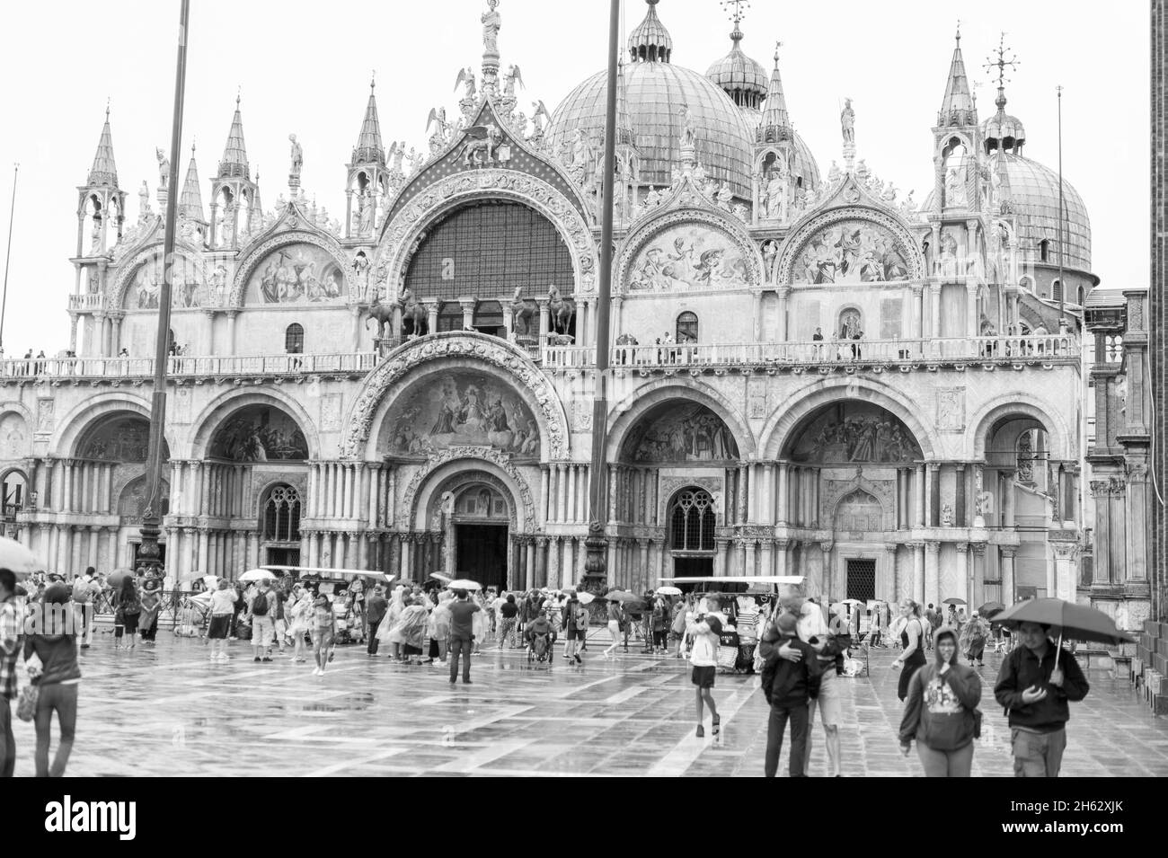 vue sur la basilique saint-marc et sur la piazza san marco à venise, italie. architecture et point de repère de venise. paysage urbain de venise sous la pluie. Banque D'Images