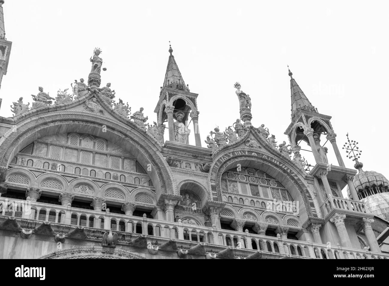 vue sur la basilique saint-marc et sur la piazza san marco à venise, italie. architecture et point de repère de venise. paysage urbain de venise sous la pluie. Banque D'Images