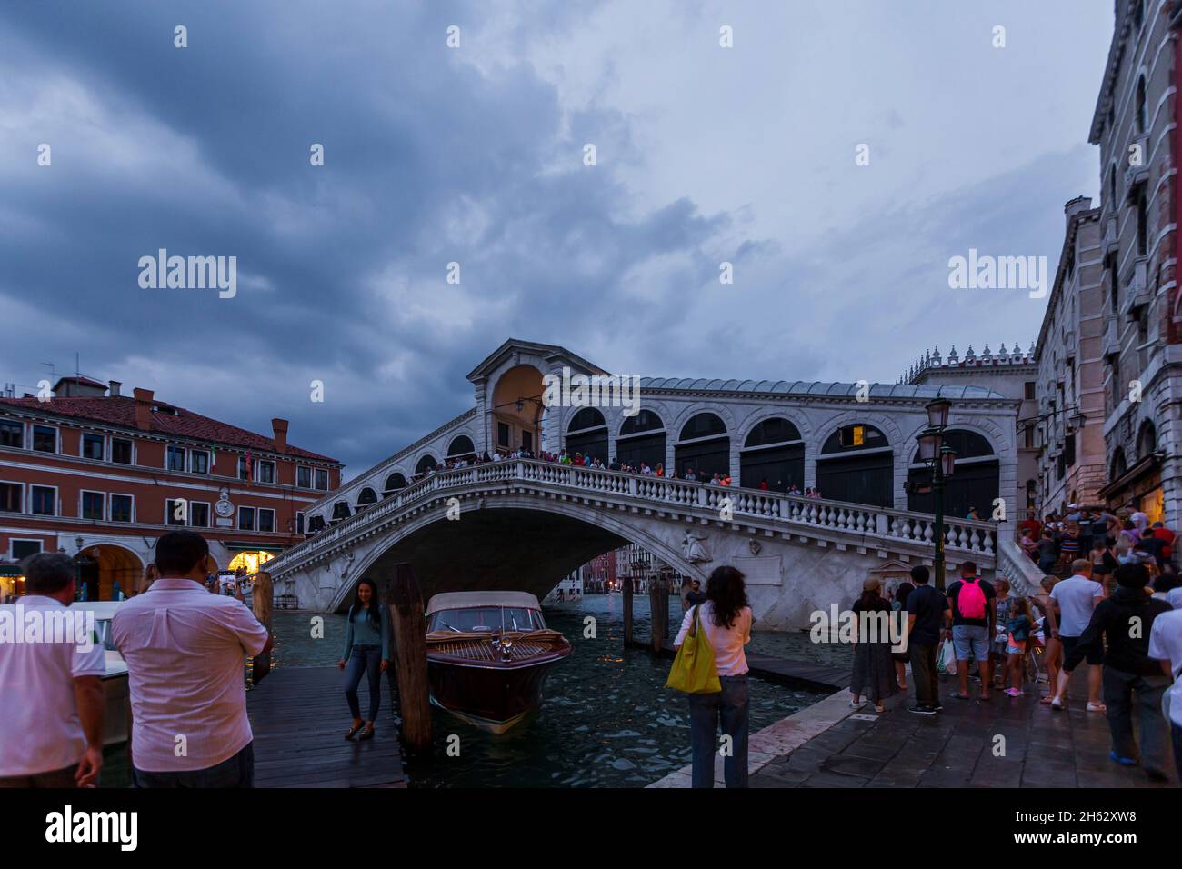 pont du rialto (ponte di rialto) sur le grand canal de venise, italie. Banque D'Images