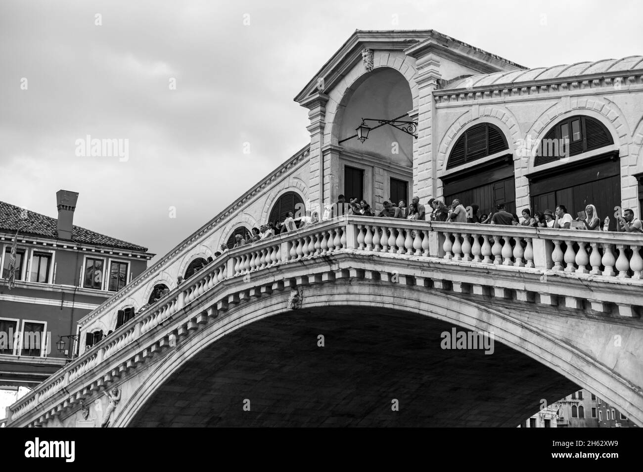 pont du rialto (ponte di rialto) sur le grand canal de venise, italie. Banque D'Images
