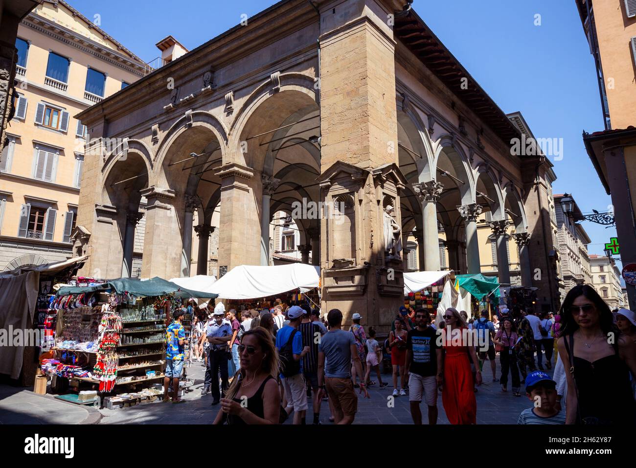 loggia dei lanzi, également appelée loggia della signoria, est un bâtiment à l'angle de la piazza della signoria à florence, italie, à côté de la galerie uffizi. il se compose de larges arches ouvertes à la rue. Banque D'Images