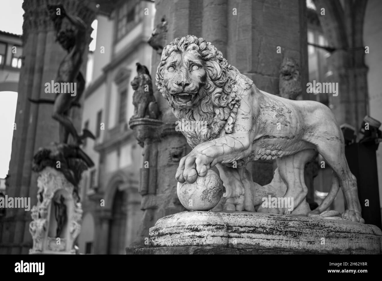 loggia dei lanzi, également appelée loggia della signoria, est un bâtiment à l'angle de la piazza della signoria à florence, italie, à côté de la galerie uffizi. il se compose de larges arches ouvertes à la rue. Banque D'Images