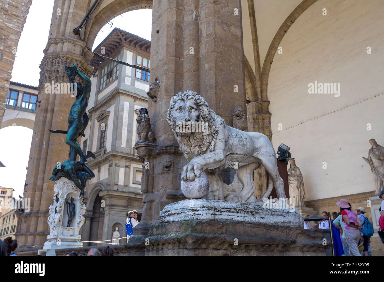 loggia dei lanzi, également appelée loggia della signoria, est un bâtiment à l'angle de la piazza della signoria à florence, italie, à côté de la galerie uffizi. il se compose de larges arches ouvertes à la rue. Banque D'Images