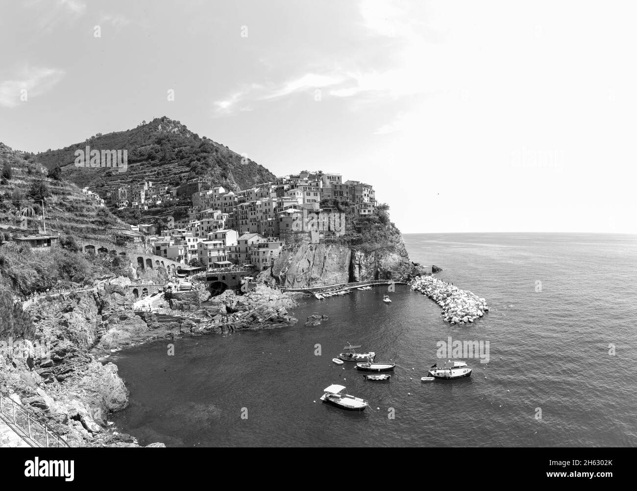 belle vue sur la ville de manarola. est l'un des cinq célèbres villages colorés du parc national des cinque terre en italie, suspendu entre mer et terre sur des falaises abruptes. région de ligurie en italie. Banque D'Images