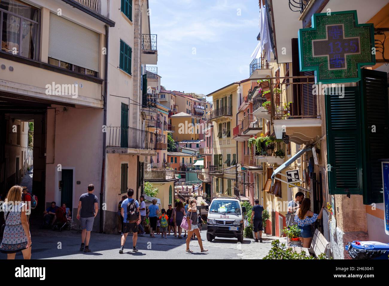 belle vue sur la ville de manarola. est l'un des cinq célèbres villages colorés du parc national des cinque terre en italie, suspendu entre mer et terre sur des falaises abruptes. région de ligurie en italie. Banque D'Images