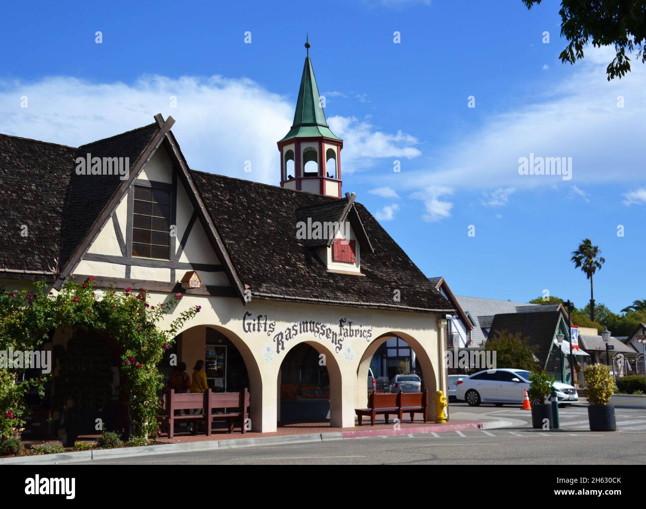 Solvang, Californie, Etats-Unis - 18 octobre 2021 : belles maisons et rues de la ville de Solvang. Banque D'Images