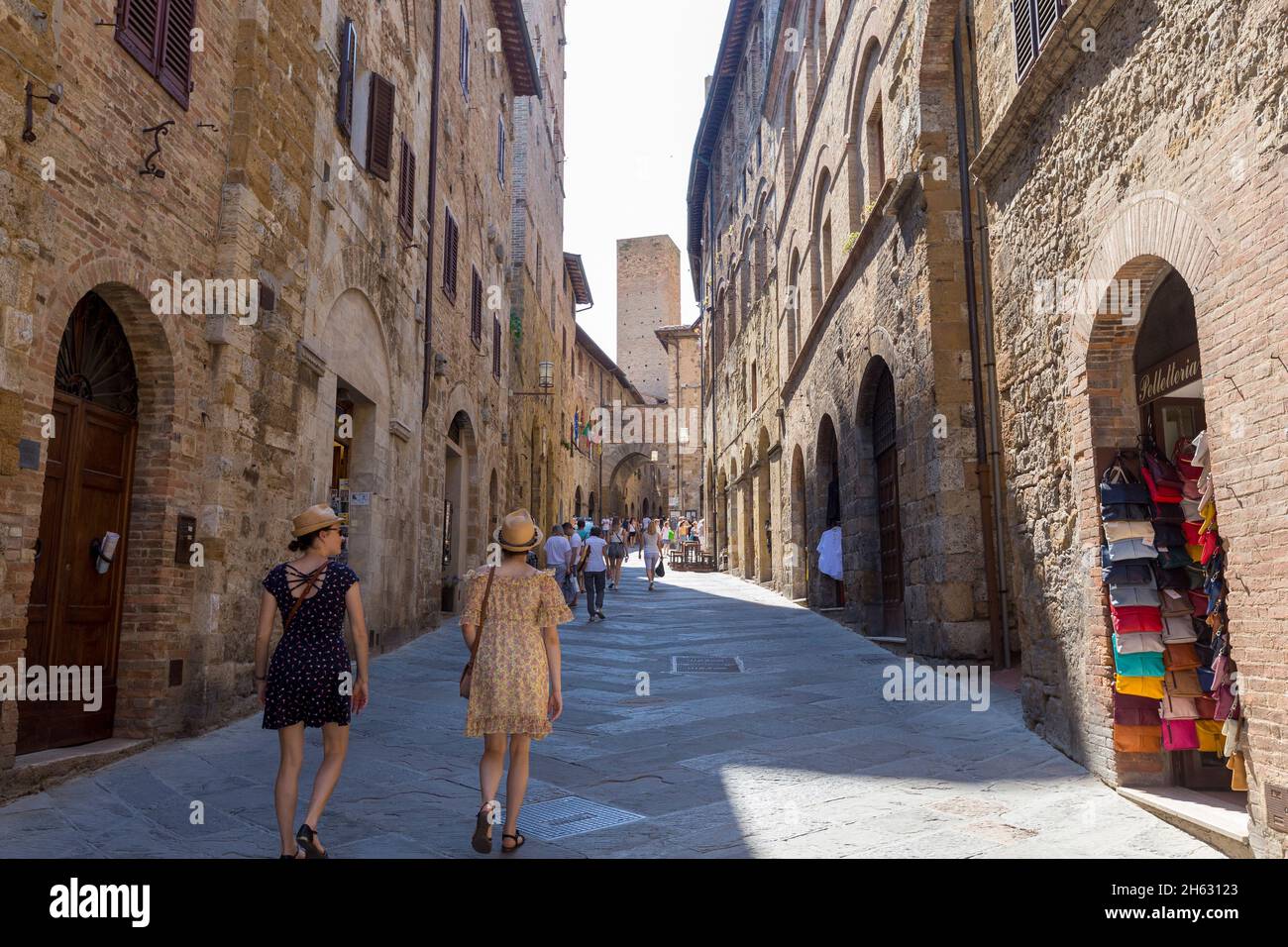 vieille rue de san gimignano, toscane, italie. san gimignano est une ville médiévale typique de toscane en italie. Banque D'Images