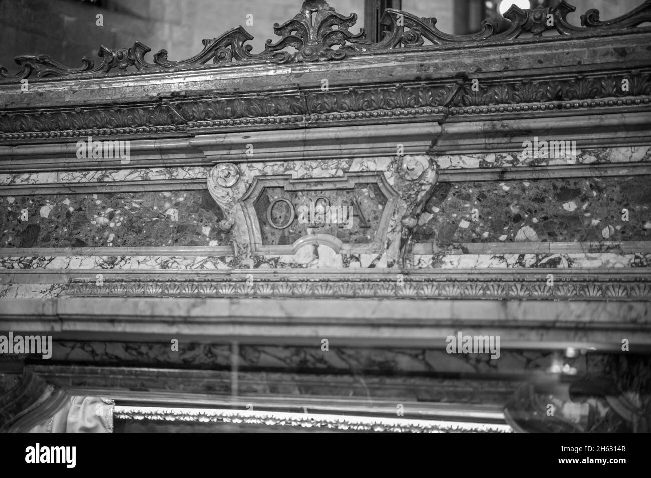 san michele,lucca,italie. l'autel avec un 12c crucifix et le cadavre de san davino, un 11c pèlerin arménien qui aurait des pouvoirs miraculeux. Banque D'Images